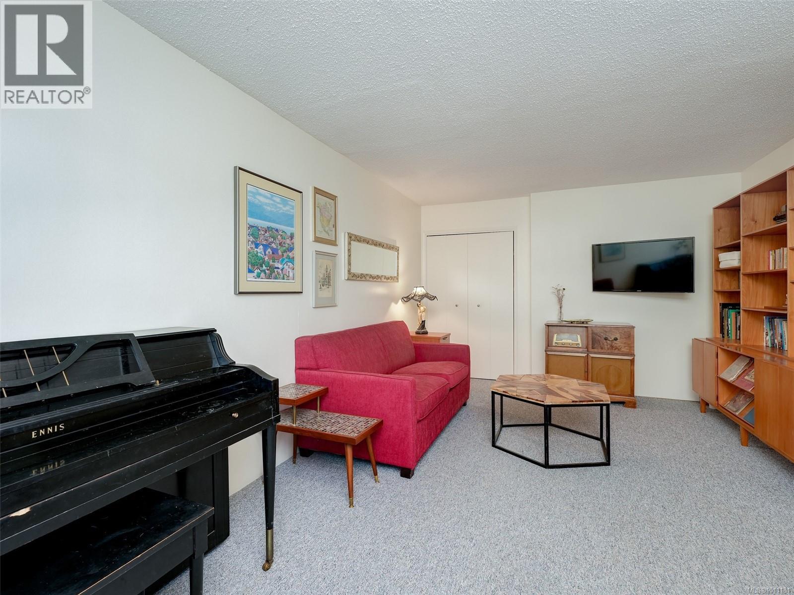 Photo 12 of 1844 Kings Rd, Saanich BC