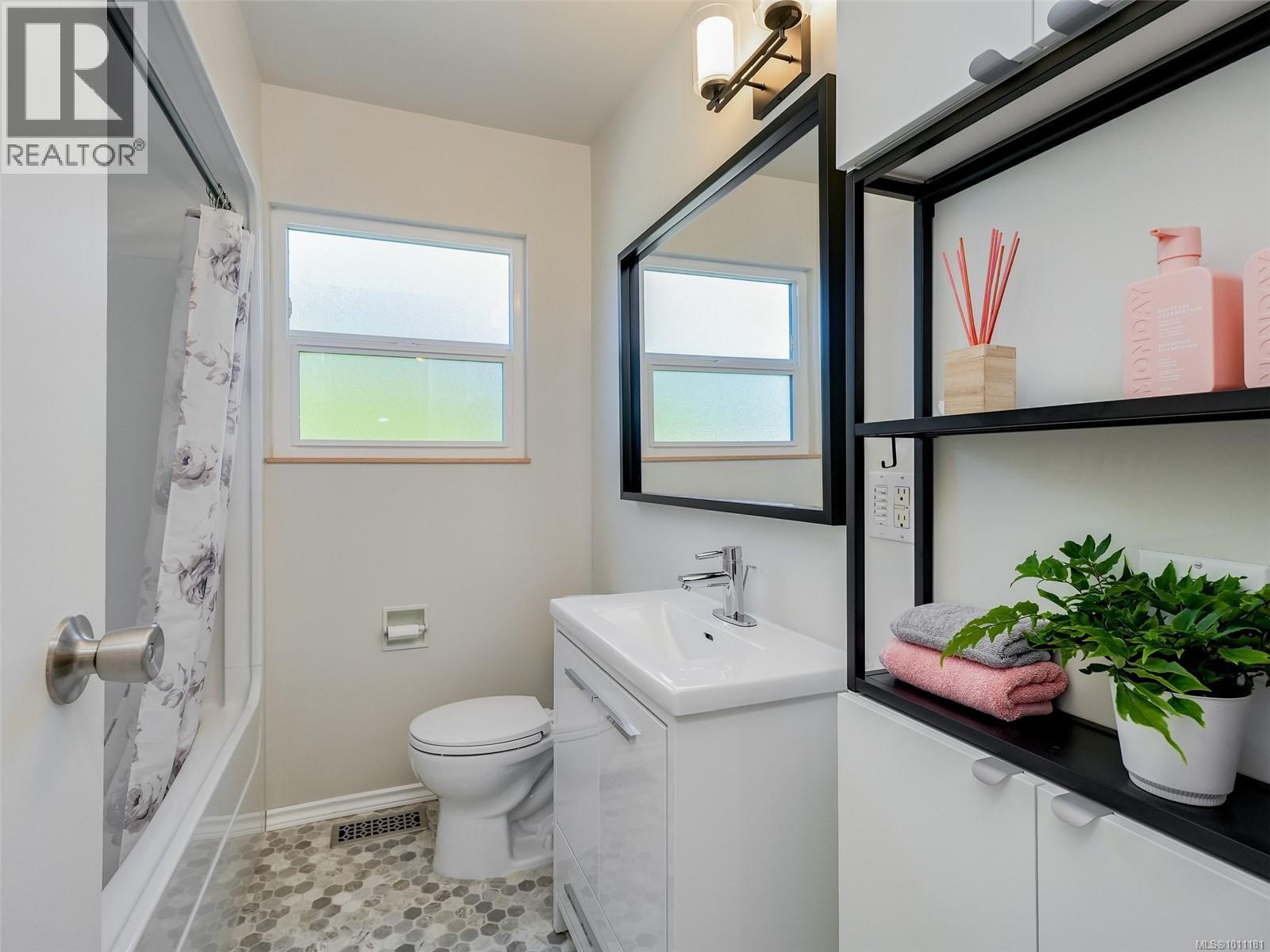 Photo 8 of 1844 Kings Rd, Saanich BC
