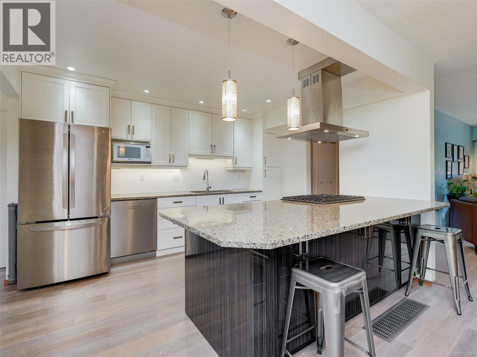 Photo 2 of 1844 Kings Rd, Saanich BC