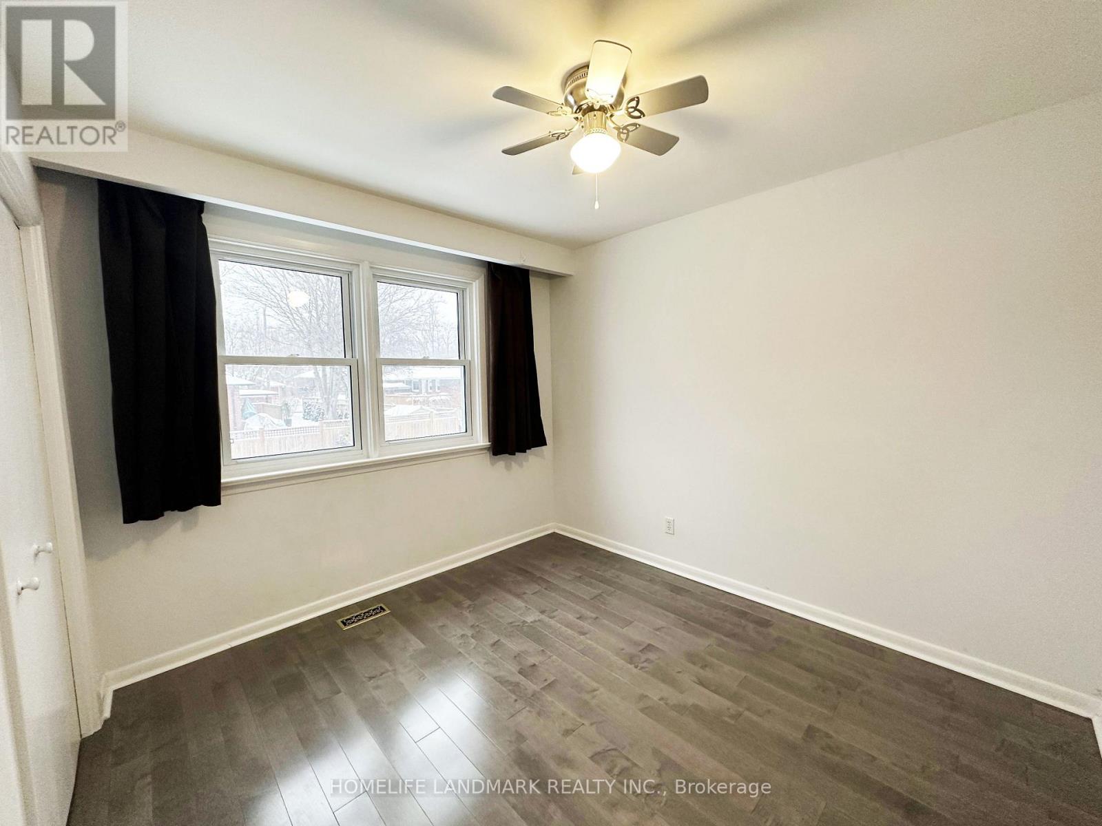 Photo 18 of 28 Monarchwood Crescent, Toronto ON