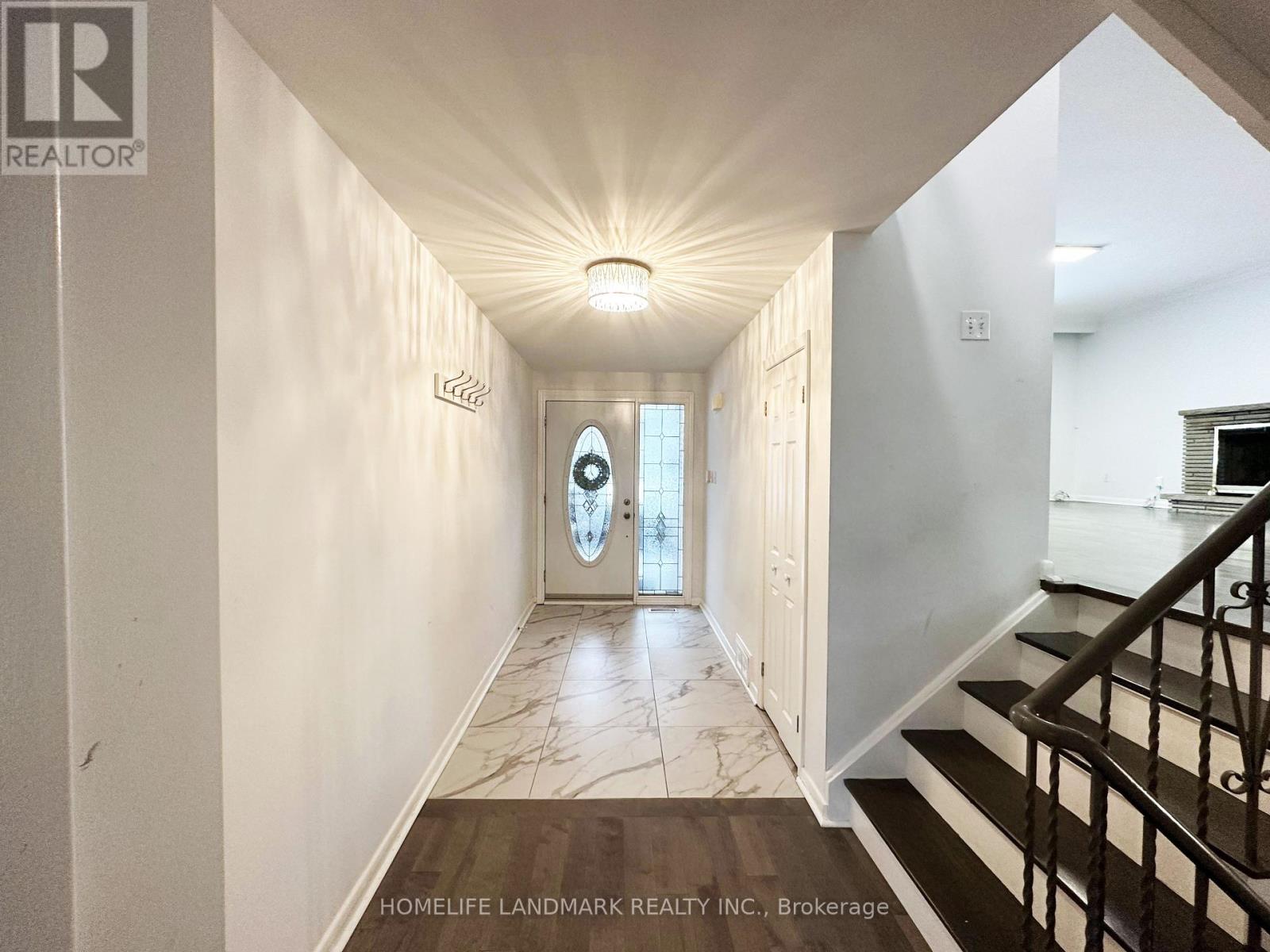 Photo 2 of 28 Monarchwood Crescent, Toronto ON