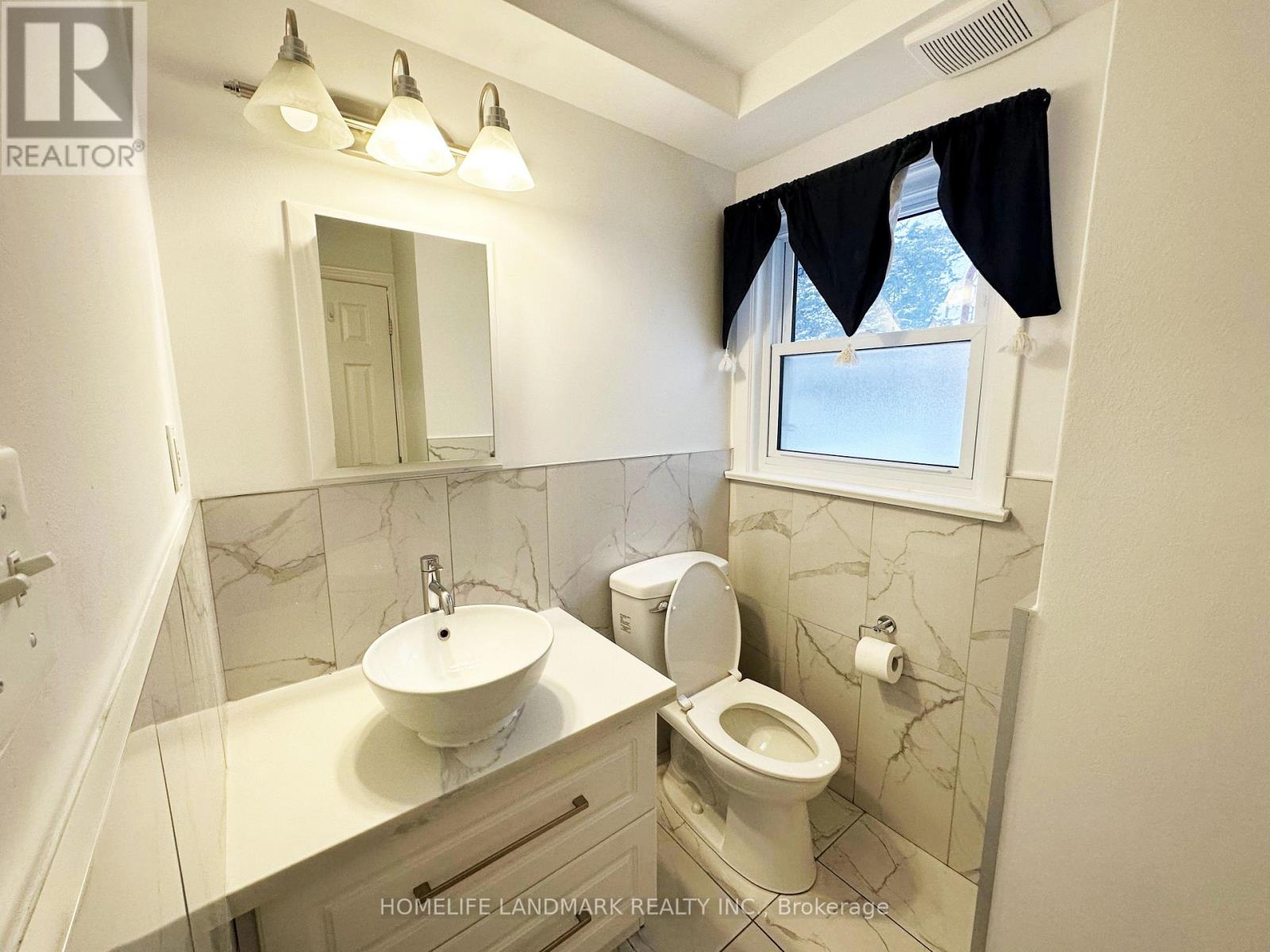 Photo 5 of 28 Monarchwood Crescent, Toronto ON
