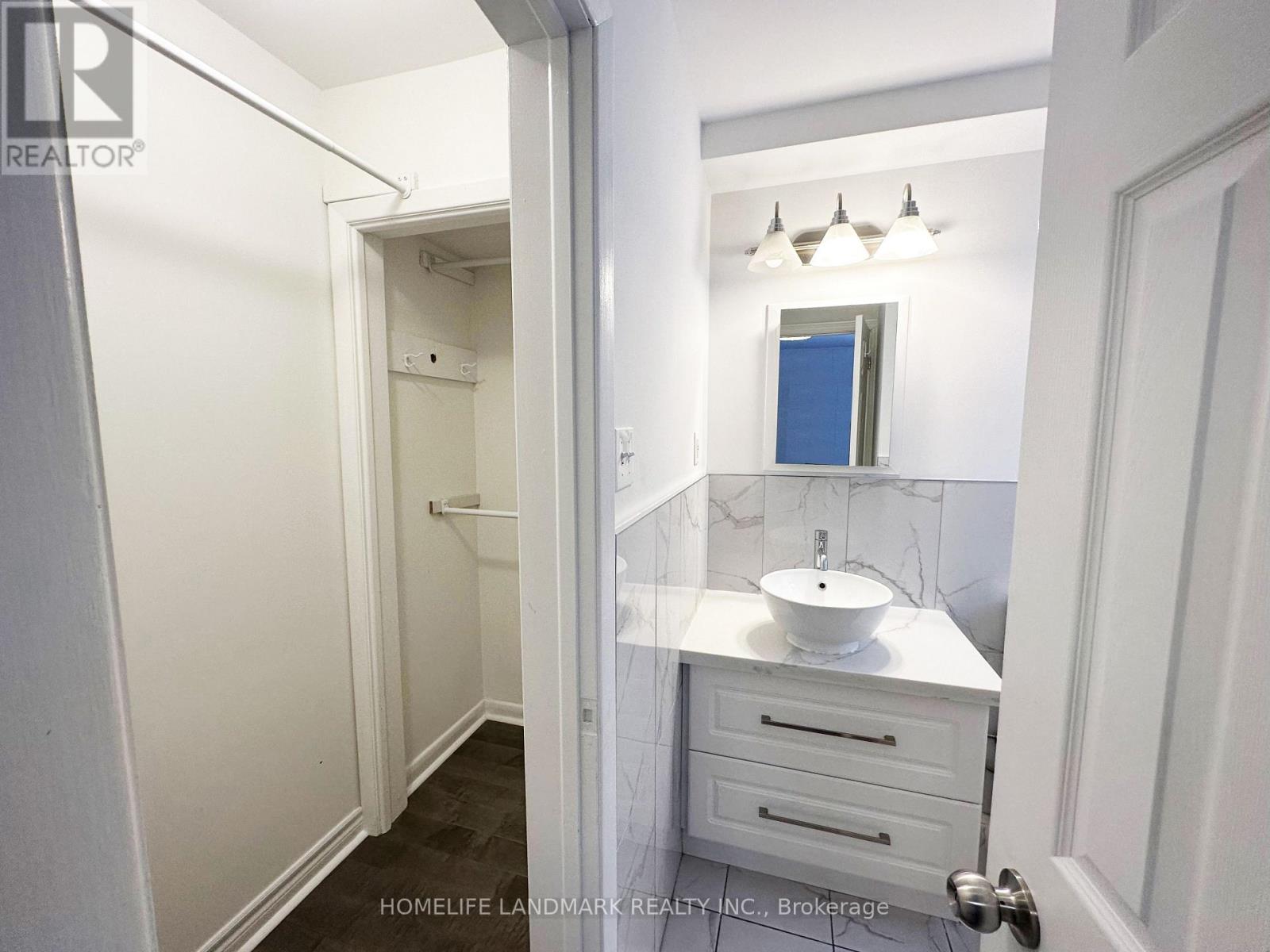 Photo 6 of 28 Monarchwood Crescent, Toronto ON