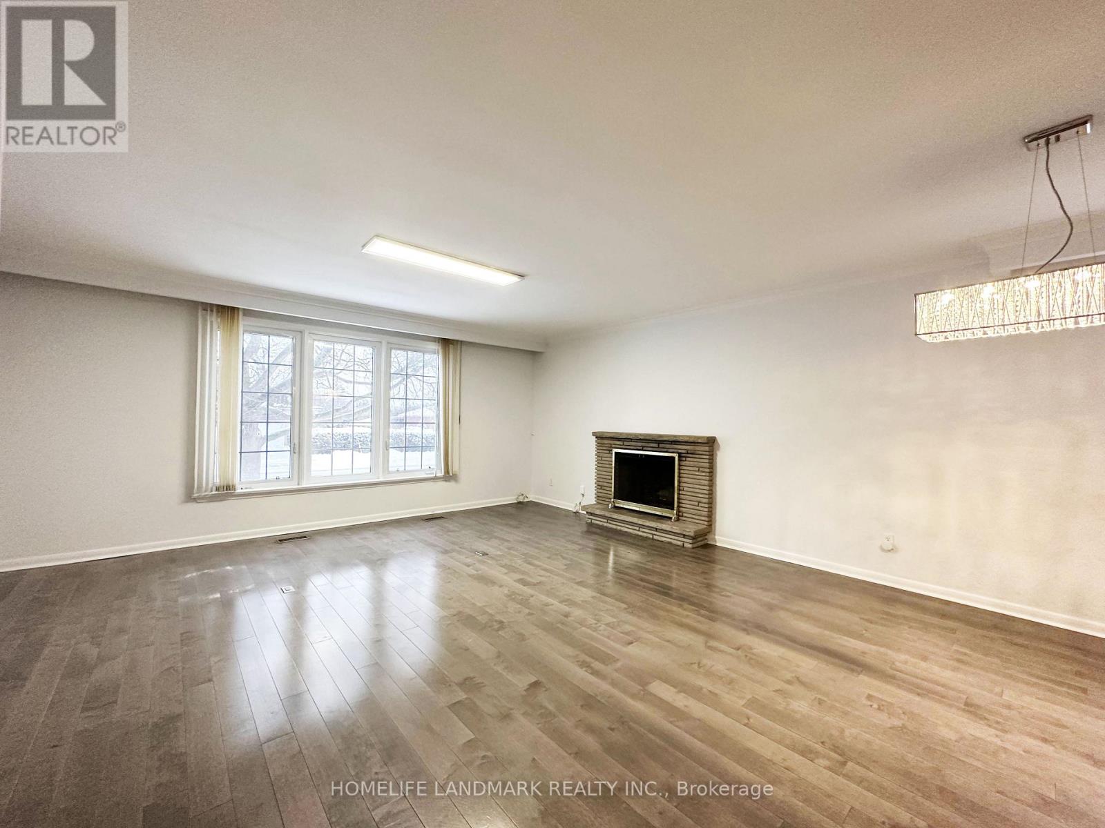 Photo 7 of 28 Monarchwood Crescent, Toronto ON