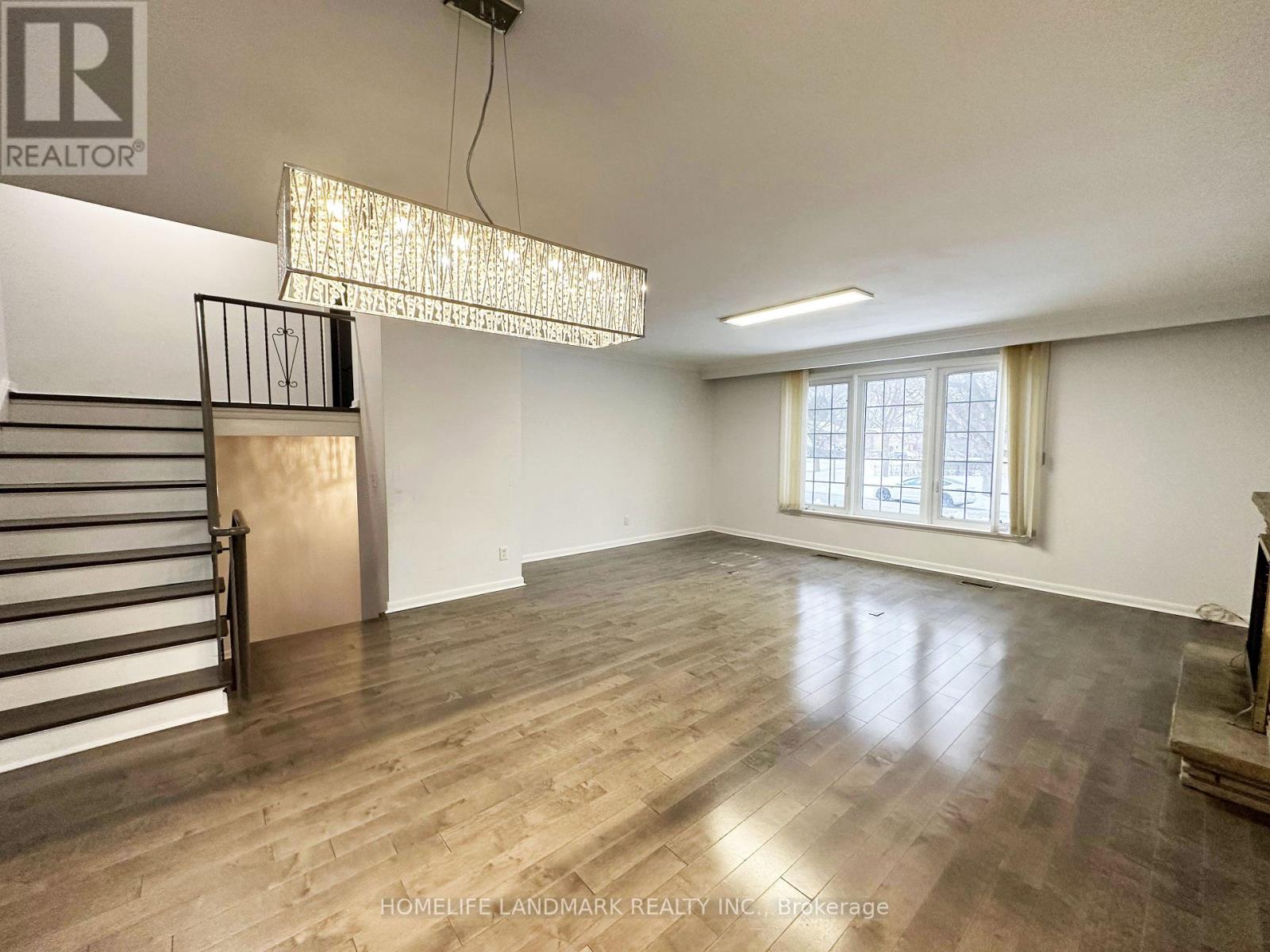Photo 8 of 28 Monarchwood Crescent, Toronto ON