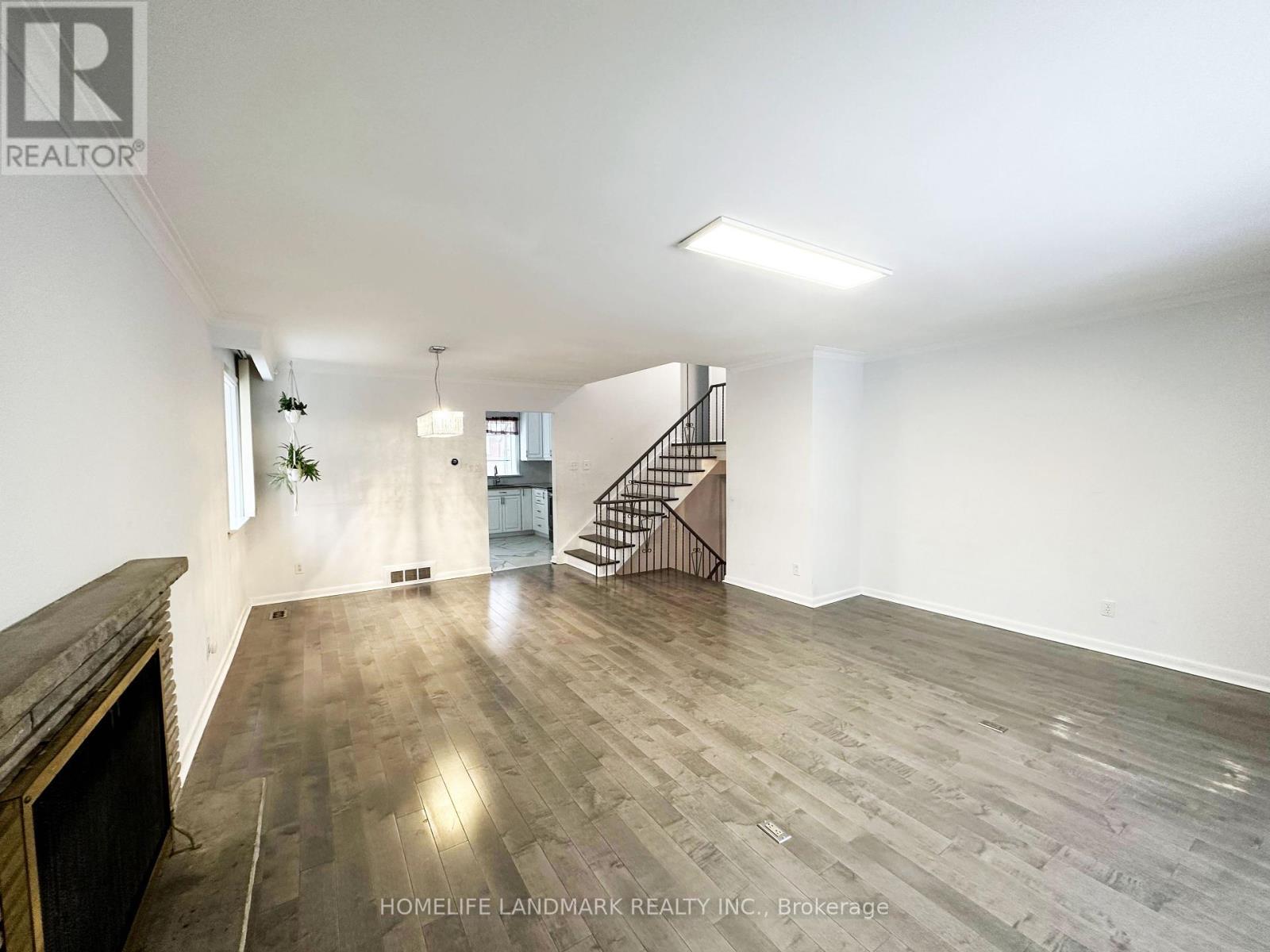 Photo 9 of 28 Monarchwood Crescent, Toronto ON