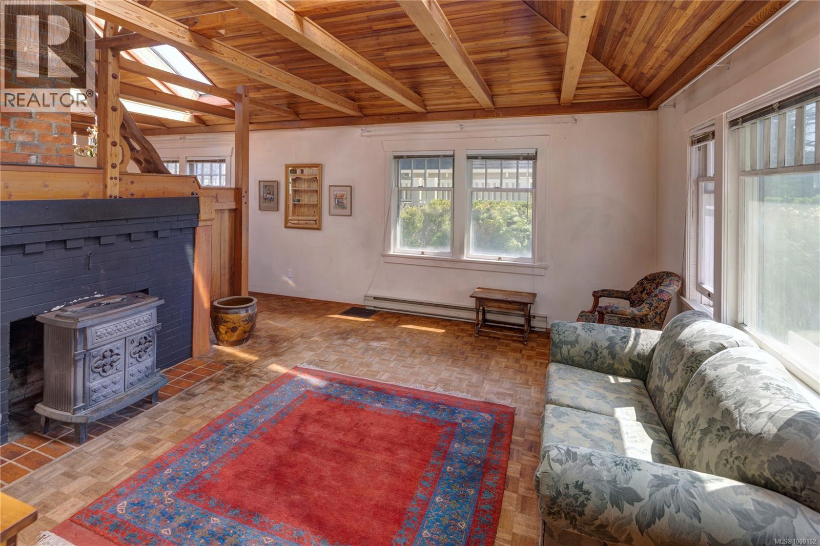 Photo 2 of 821 Newport Ave, Oak Bay BC