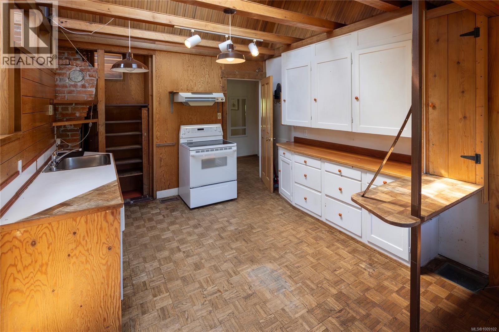 Photo 6 of 821 Newport Ave, Oak Bay BC