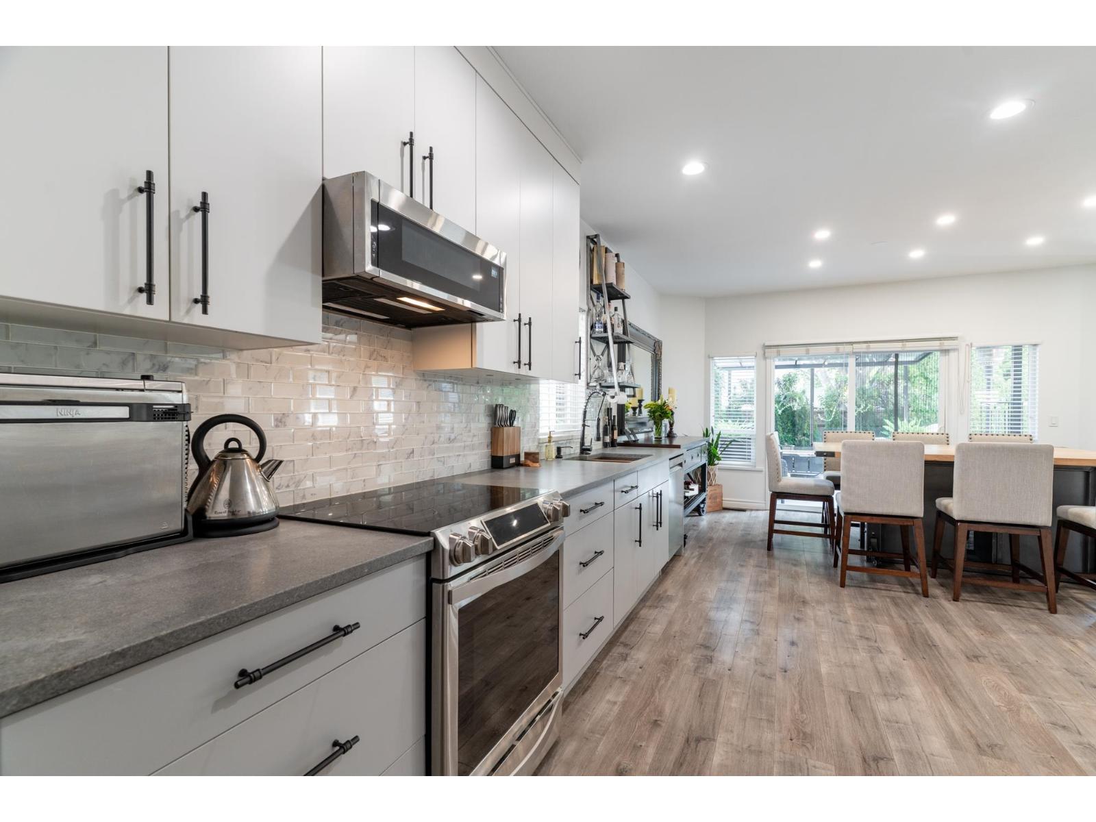 Photo 5 of 8 18868 69 Avenue, Surrey BC