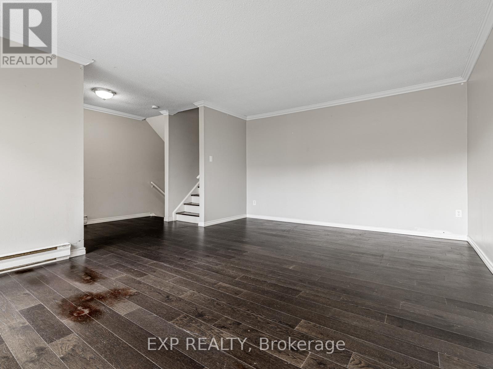 Photo 12 of 161 Milestone Crescent, Aurora ON