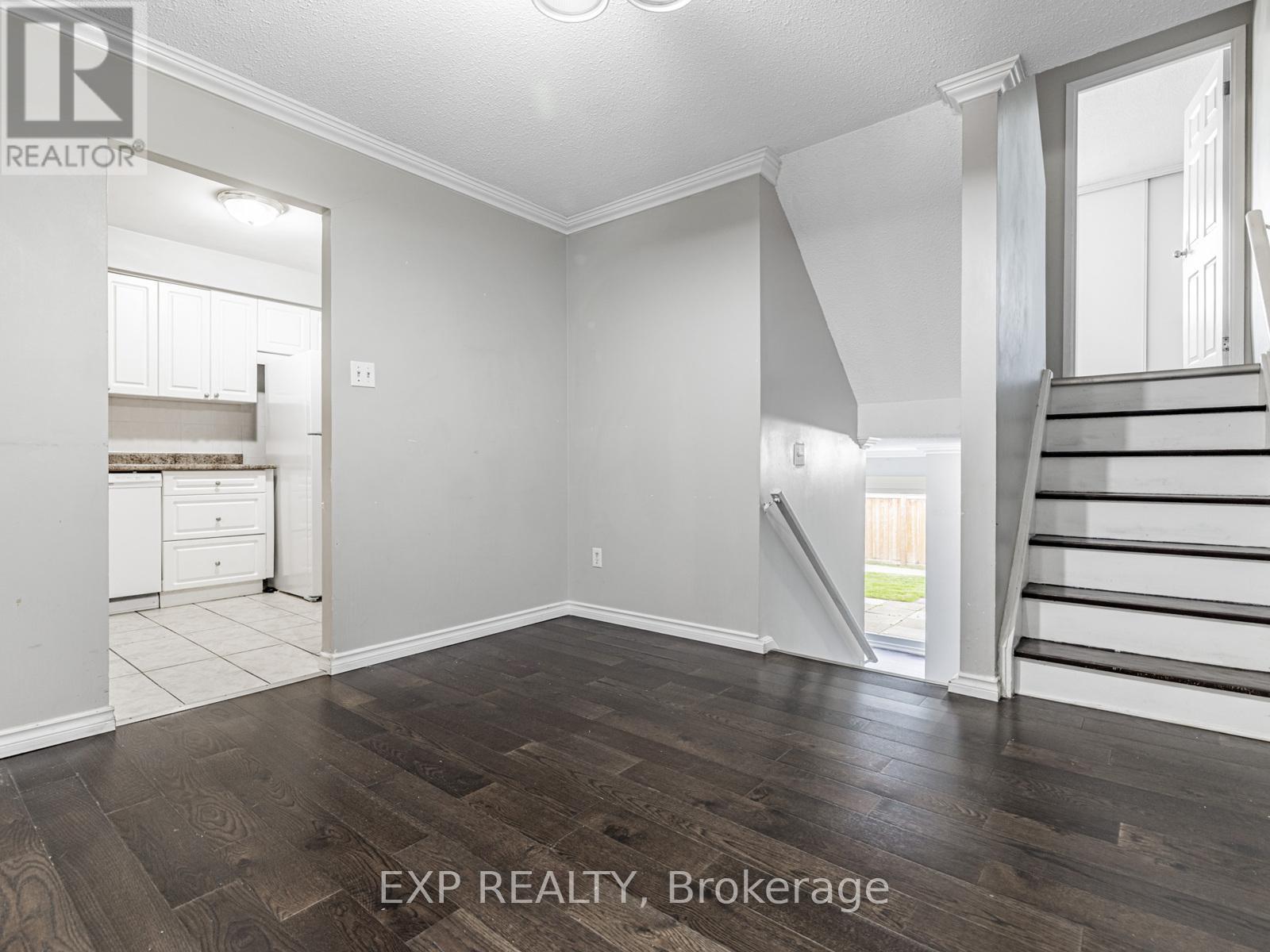 Photo 16 of 161 Milestone Crescent, Aurora ON
