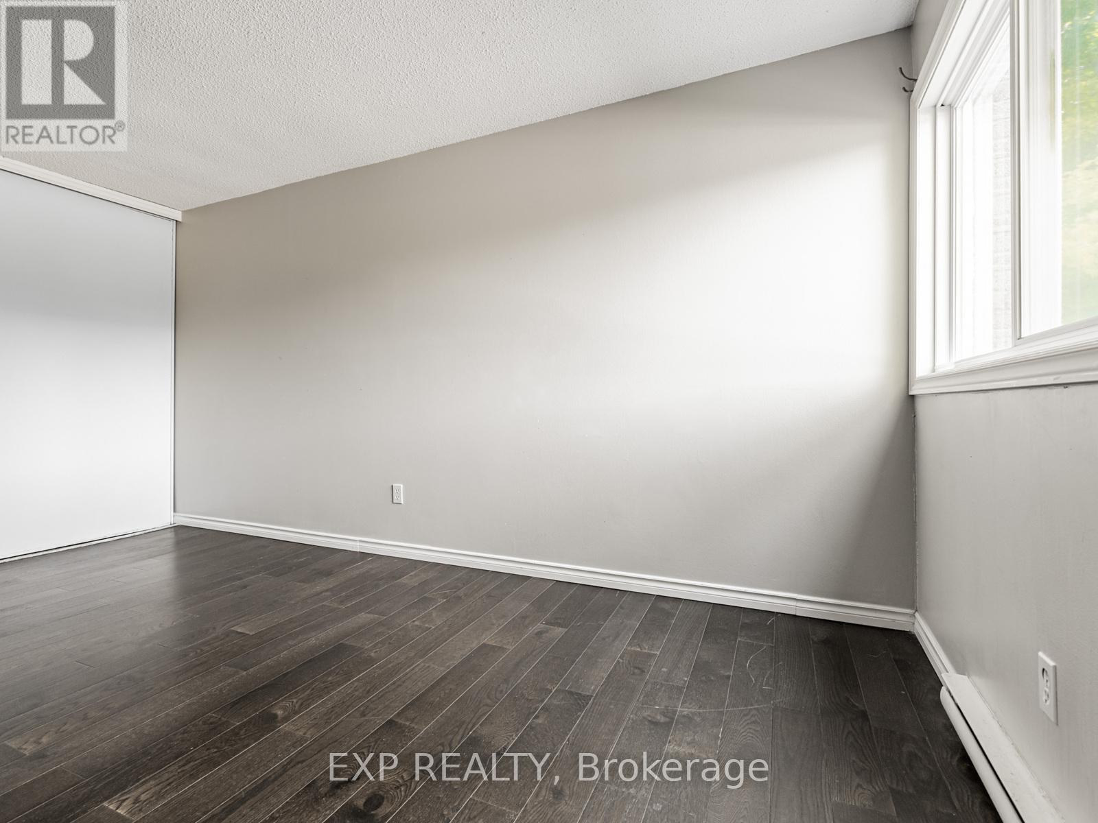 Photo 21 of 161 Milestone Crescent, Aurora ON