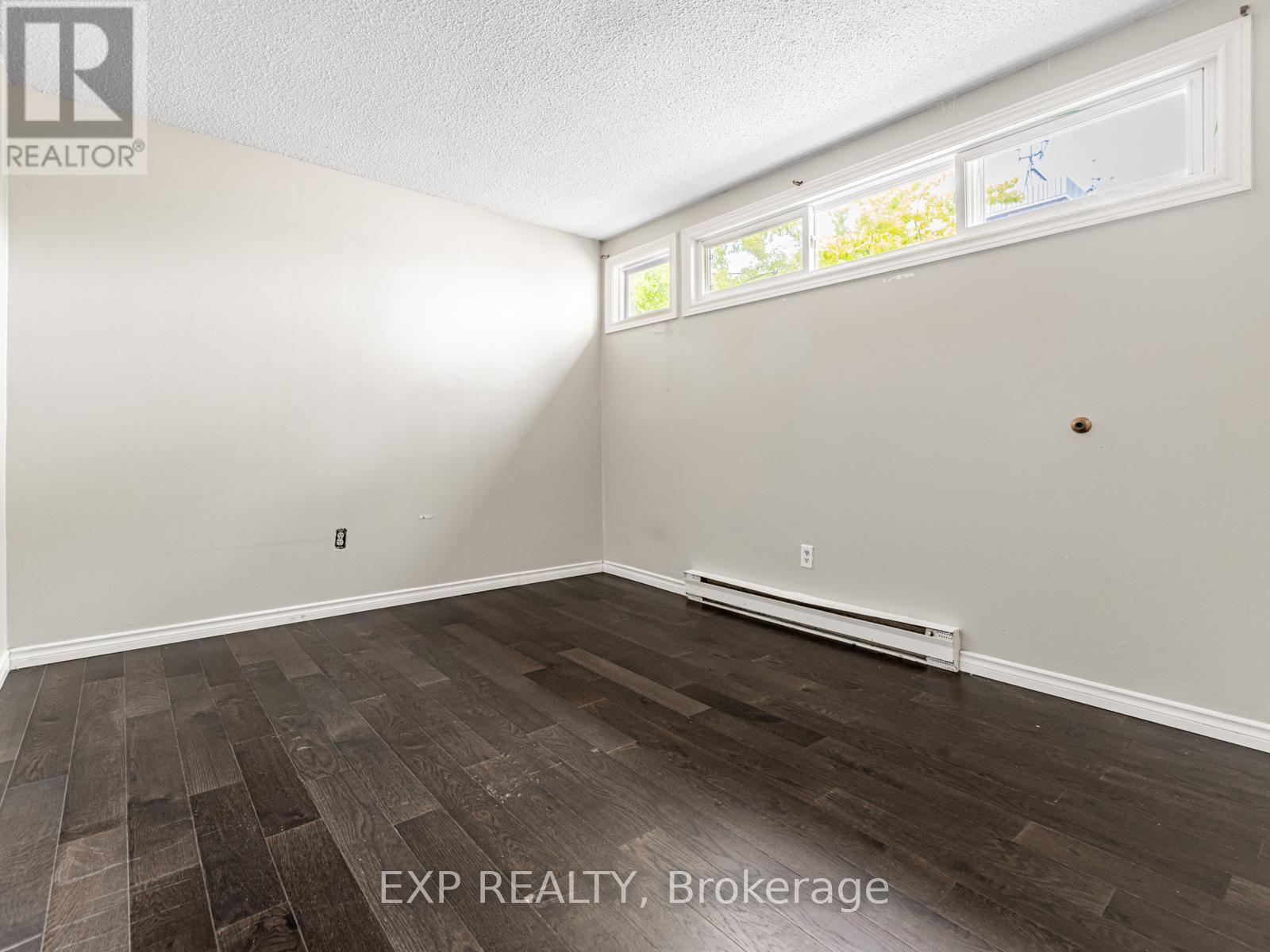 Photo 22 of 161 Milestone Crescent, Aurora ON