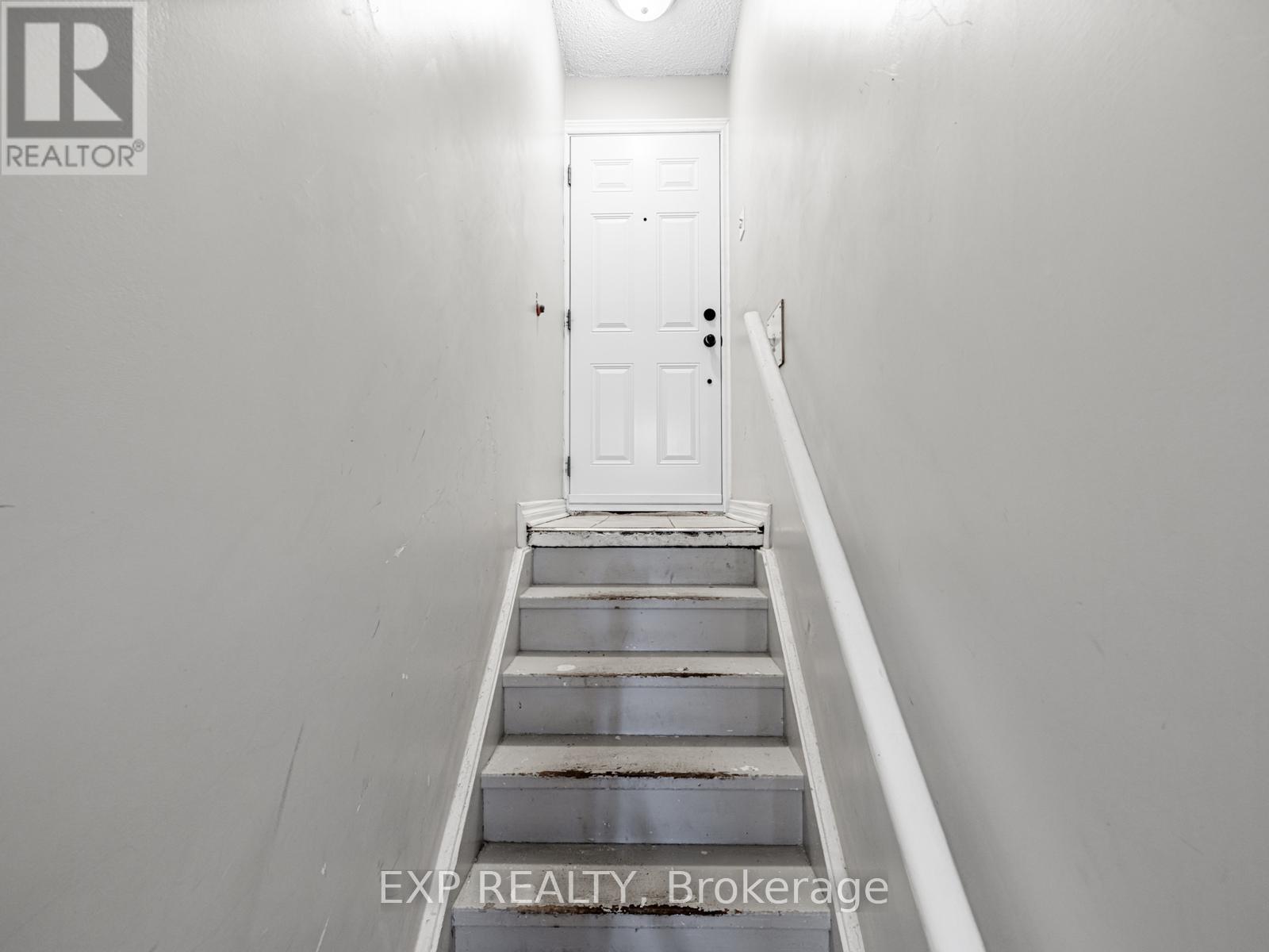 Photo 25 of 161 Milestone Crescent, Aurora ON