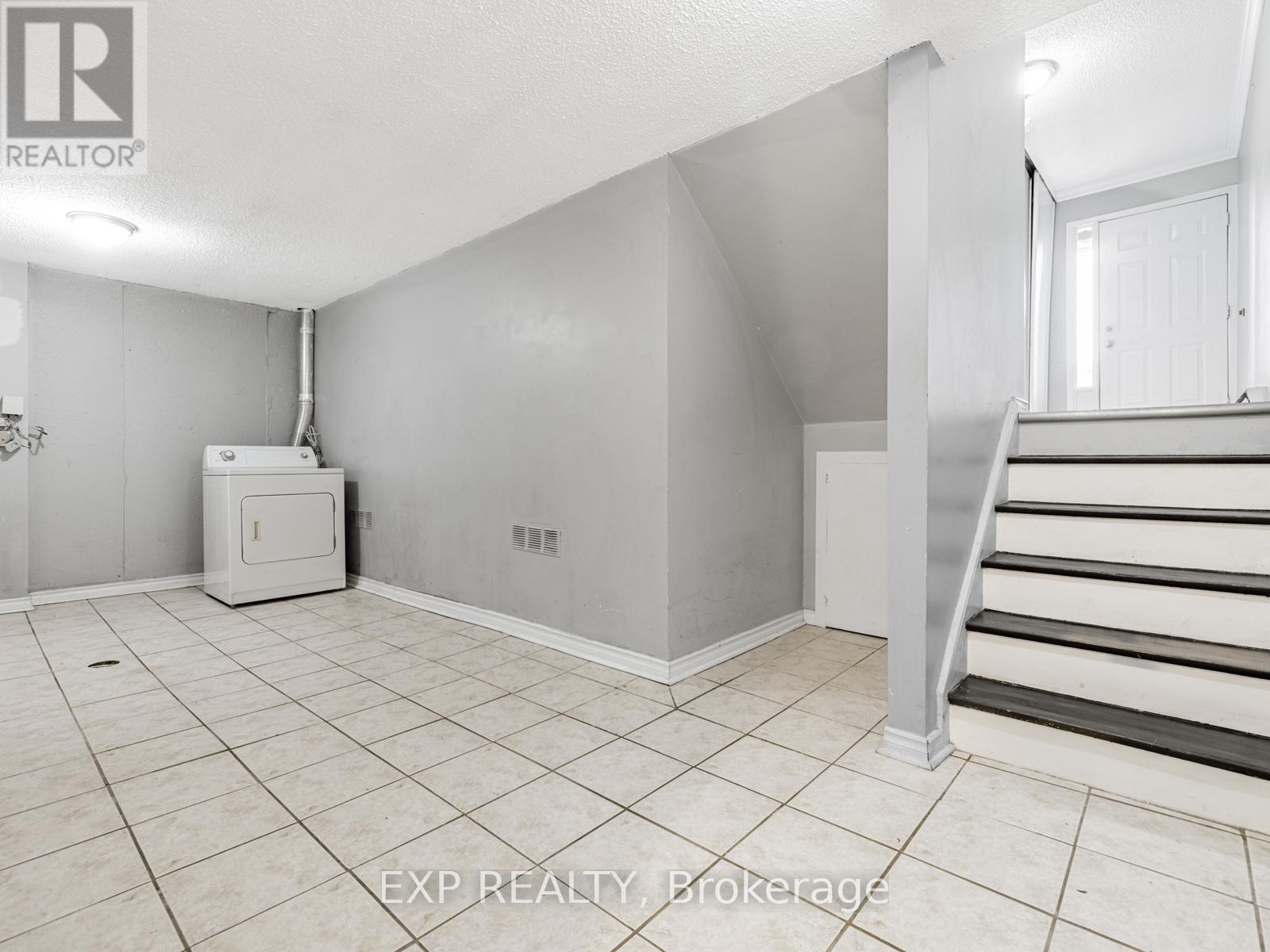 Photo 26 of 161 Milestone Crescent, Aurora ON