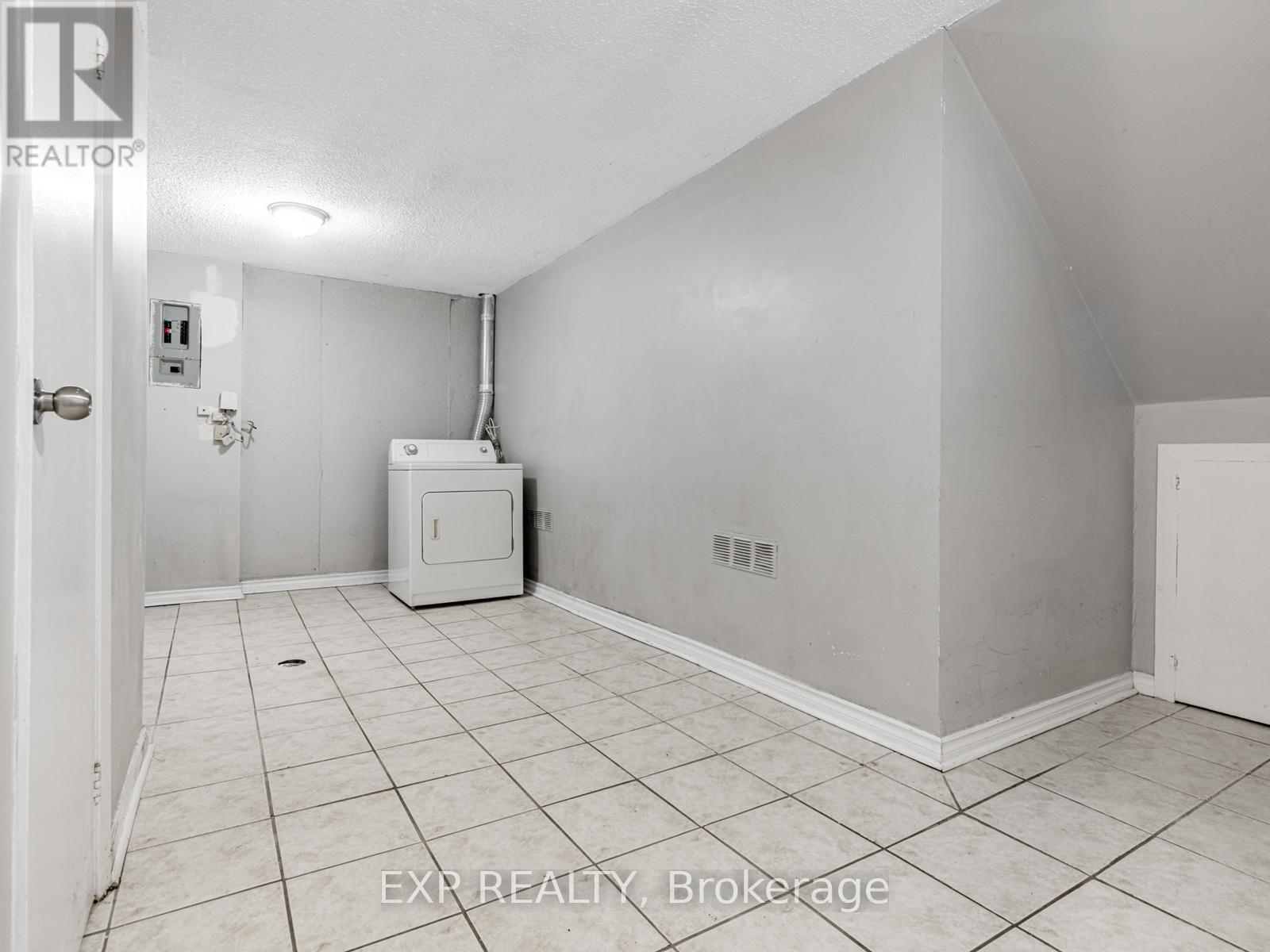 Photo 29 of 161 Milestone Crescent, Aurora ON