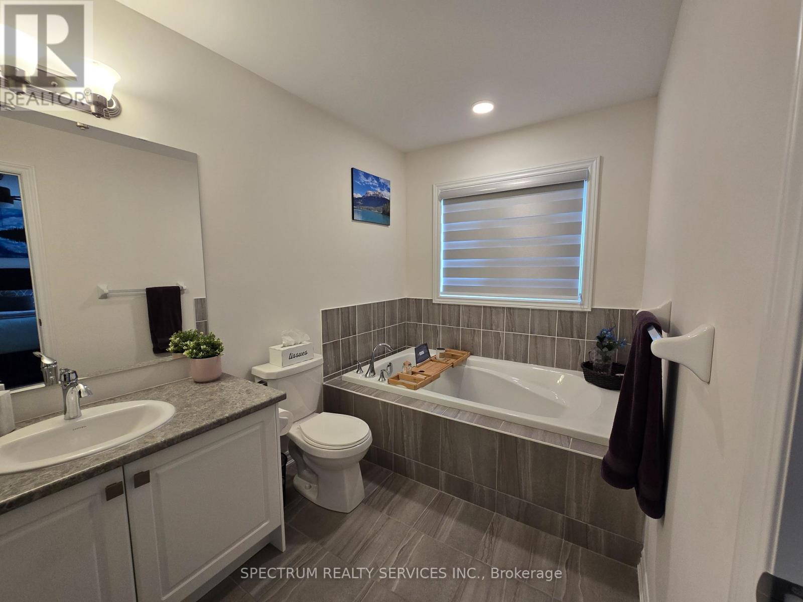 Photo 25 of 2233 Grainger Loop, Innisfil ON