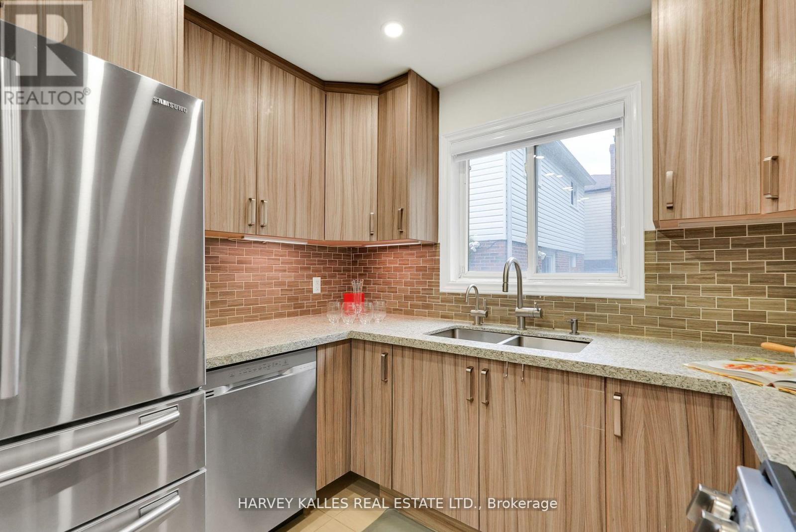 Photo 11 of 36 Aberfeldy Crescent, Markham ON