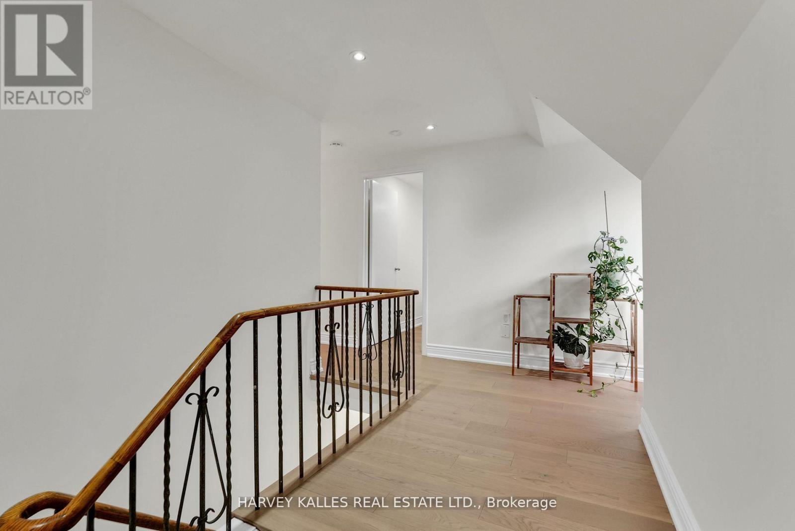 Photo 15 of 36 Aberfeldy Crescent, Markham ON