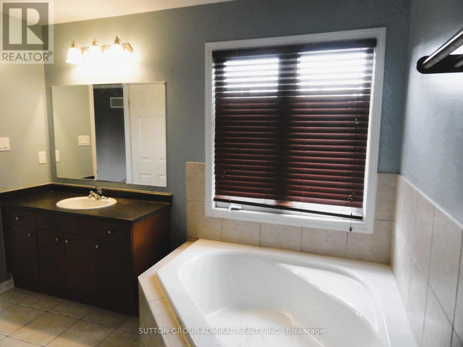 Photo 13 of 25 Cliff Gunn Road, Newmarket ON