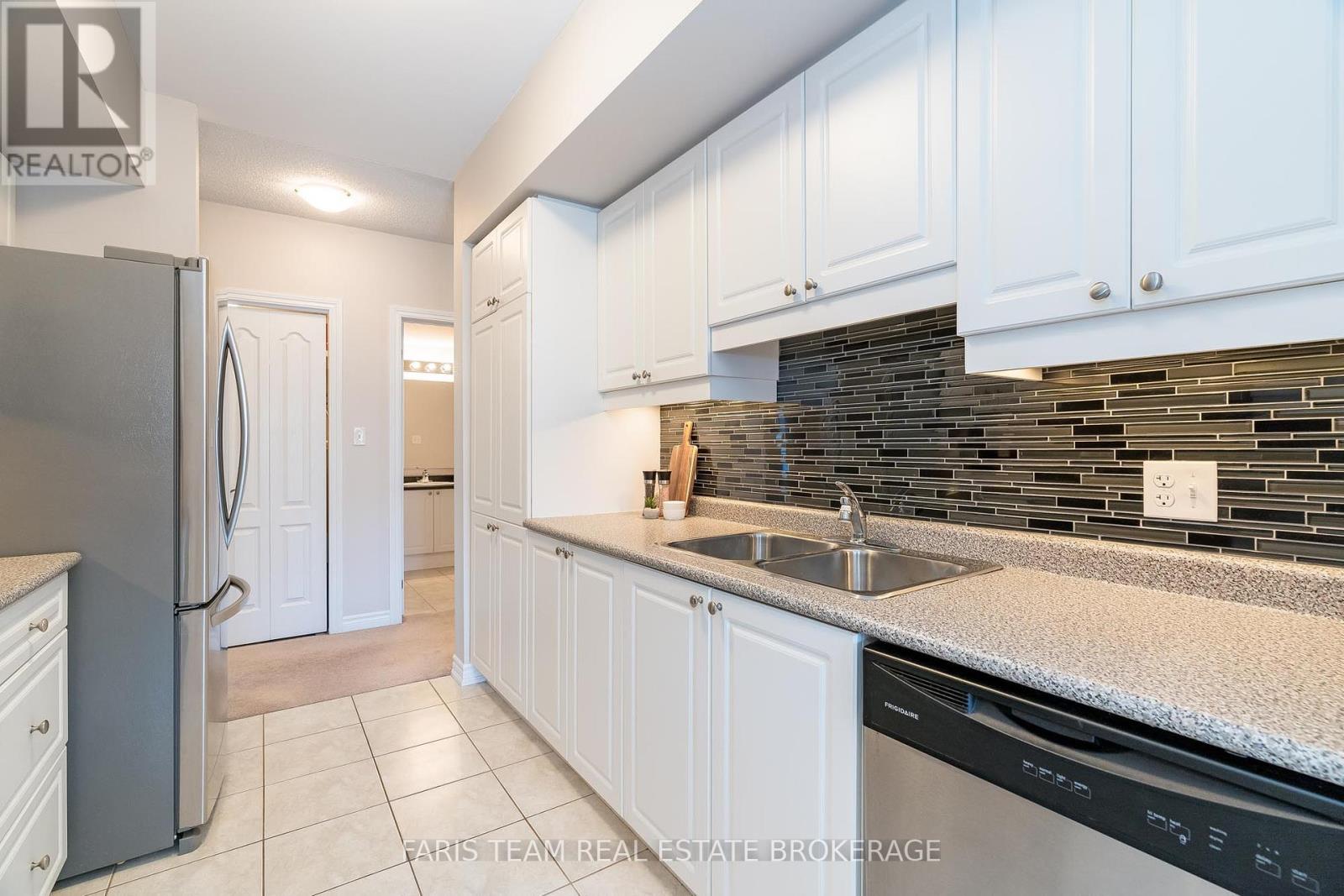 Photo 8 of 301 39 Ferndale Drive S, Barrie ON