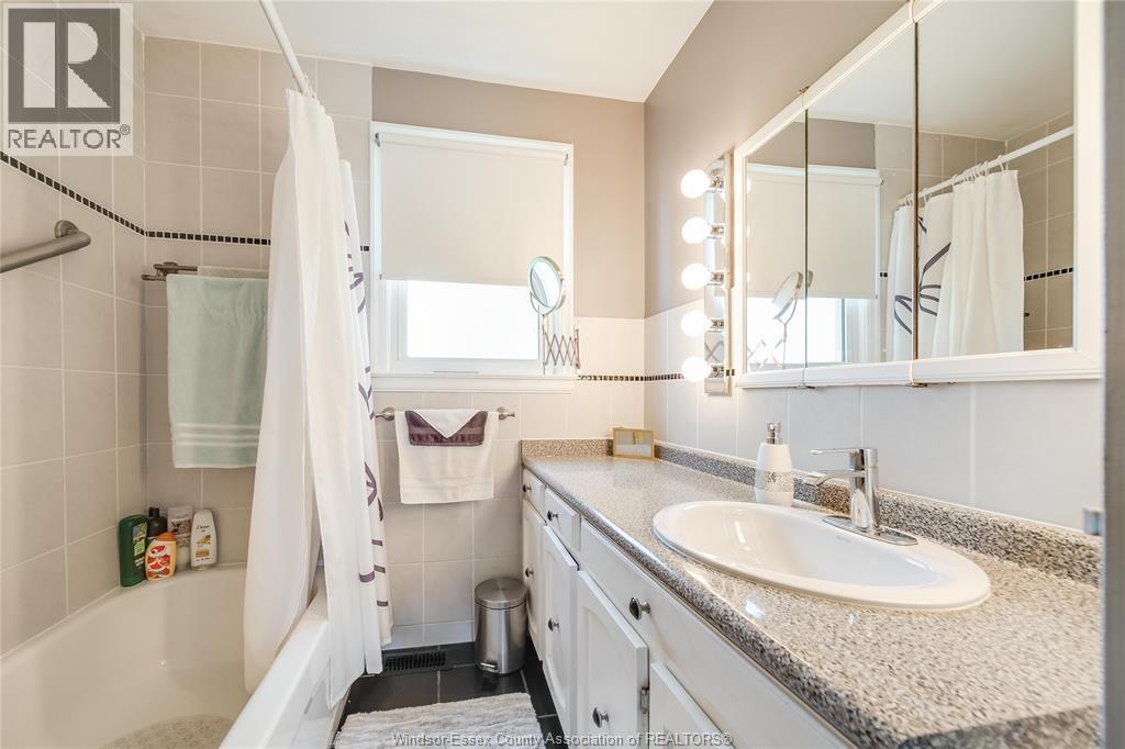 Photo 10 of 134 Queen Street, Harrow ON