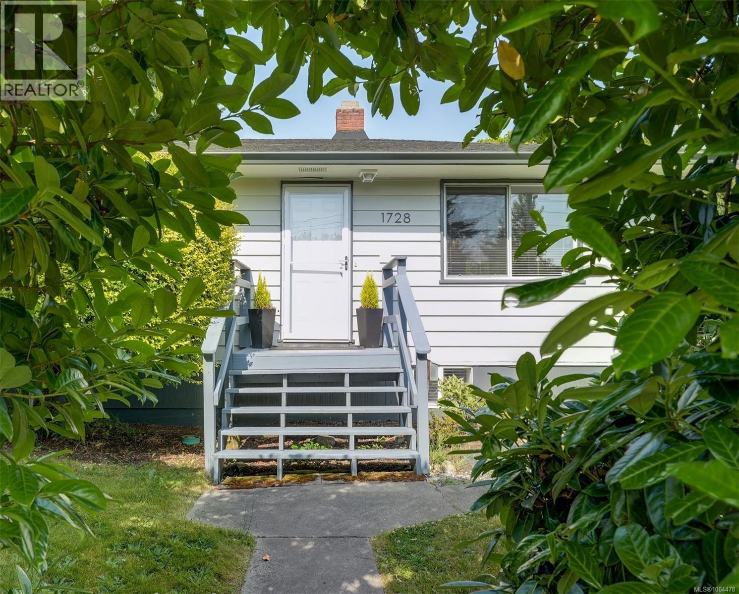 Photo 1 of 1728 Foul Bay Rd, Victoria BC