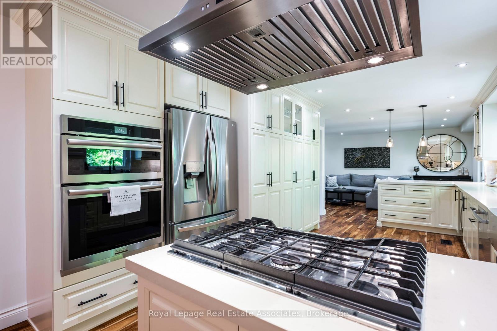 Photo 10 of 49 Wildwood Road, Halton Hills ON