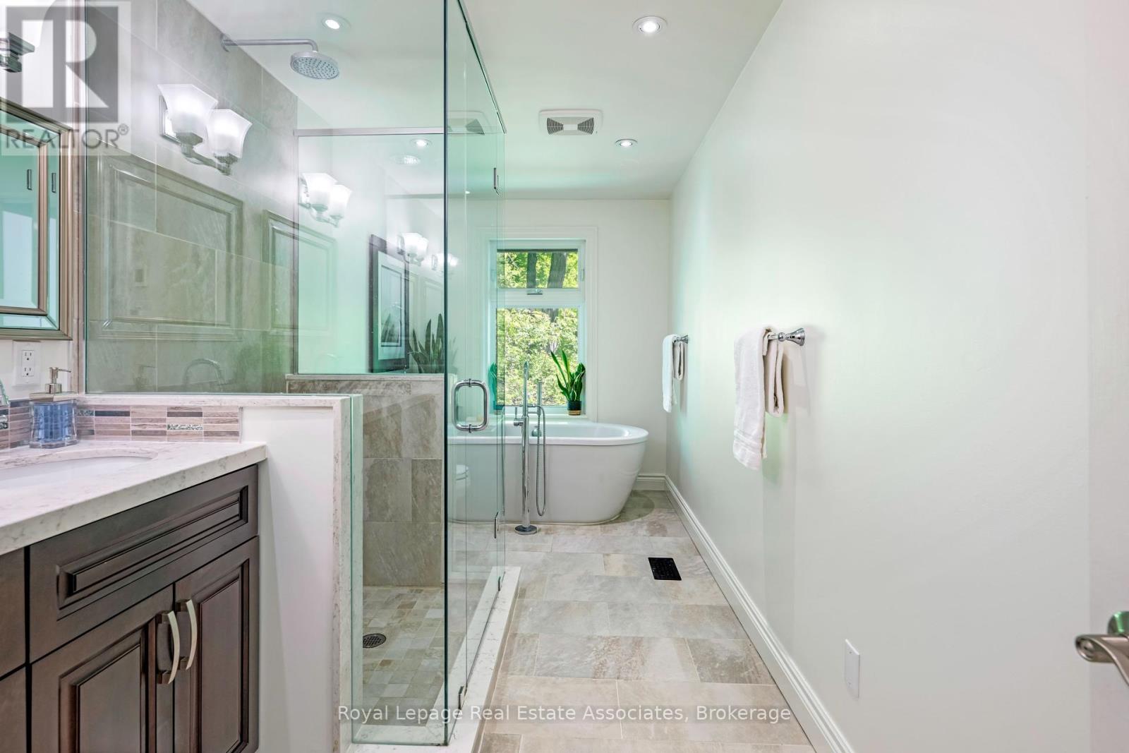Photo 34 of 49 Wildwood Road, Halton Hills ON