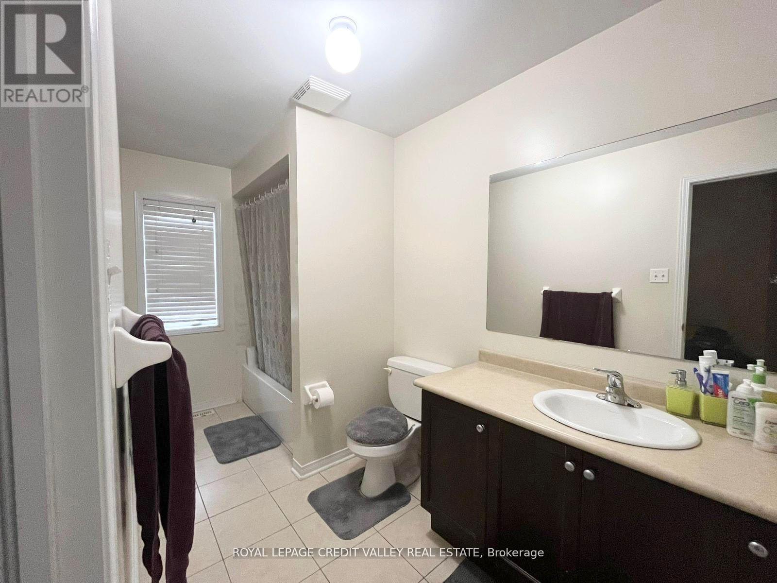 Photo 10 of 72 Kilrea Way, Brampton ON