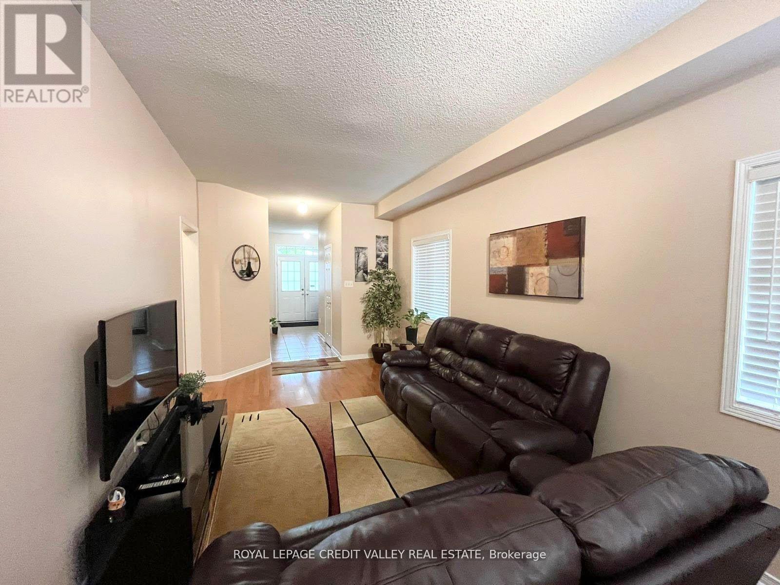 Photo 3 of 72 Kilrea Way, Brampton ON