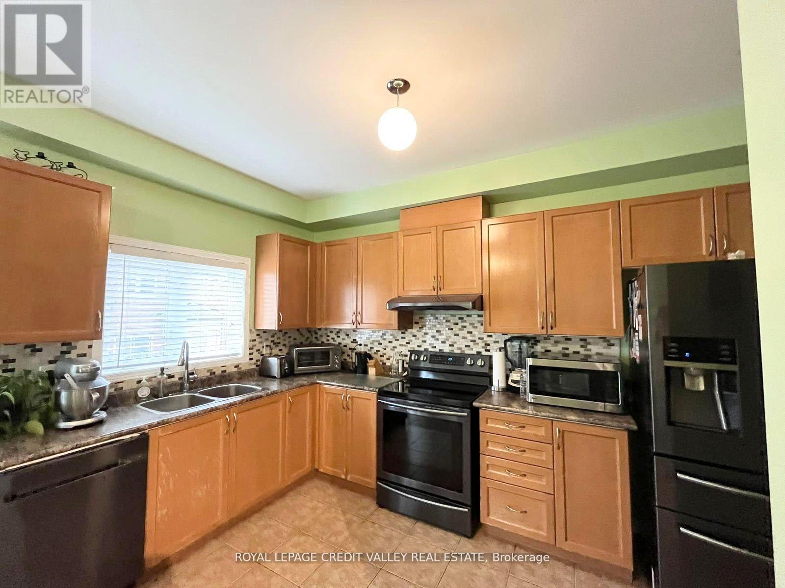 Photo 4 of 72 Kilrea Way, Brampton ON