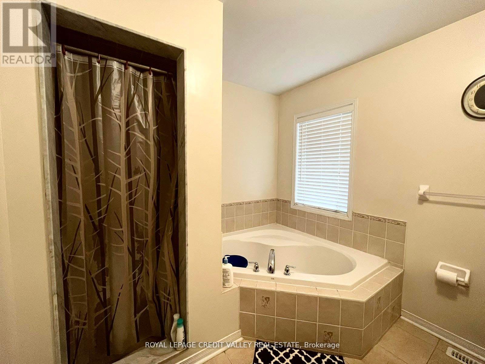 Photo 8 of 72 Kilrea Way, Brampton ON