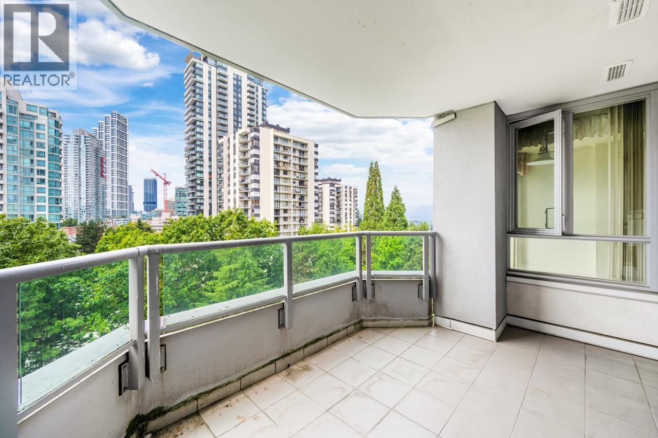 Photo 3 of 840 4825 Hazel Street, Burnaby BC