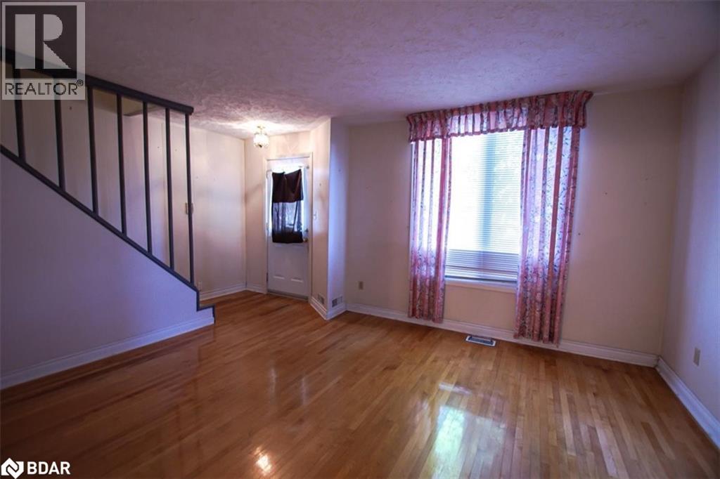 Photo 4 of 266 Sixth Avenue W, North Bay ON