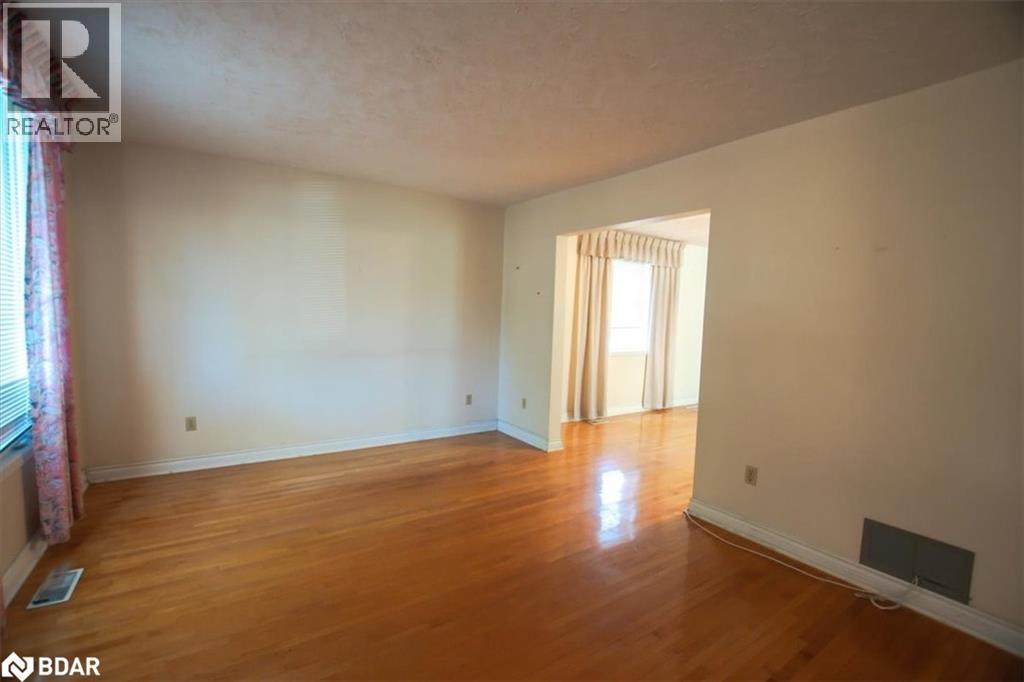 Photo 5 of 266 Sixth Avenue W, North Bay ON