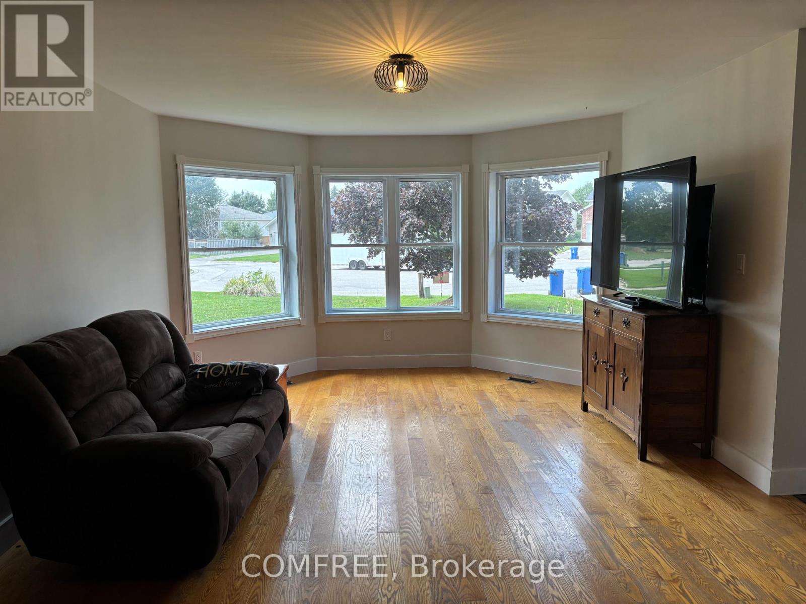 Photo 10 of 25 Mcgregor Court, Southgate ON
