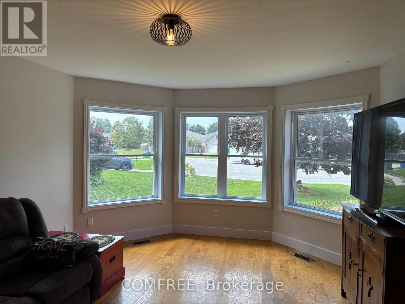 Photo 11 of 25 Mcgregor Court, Southgate ON