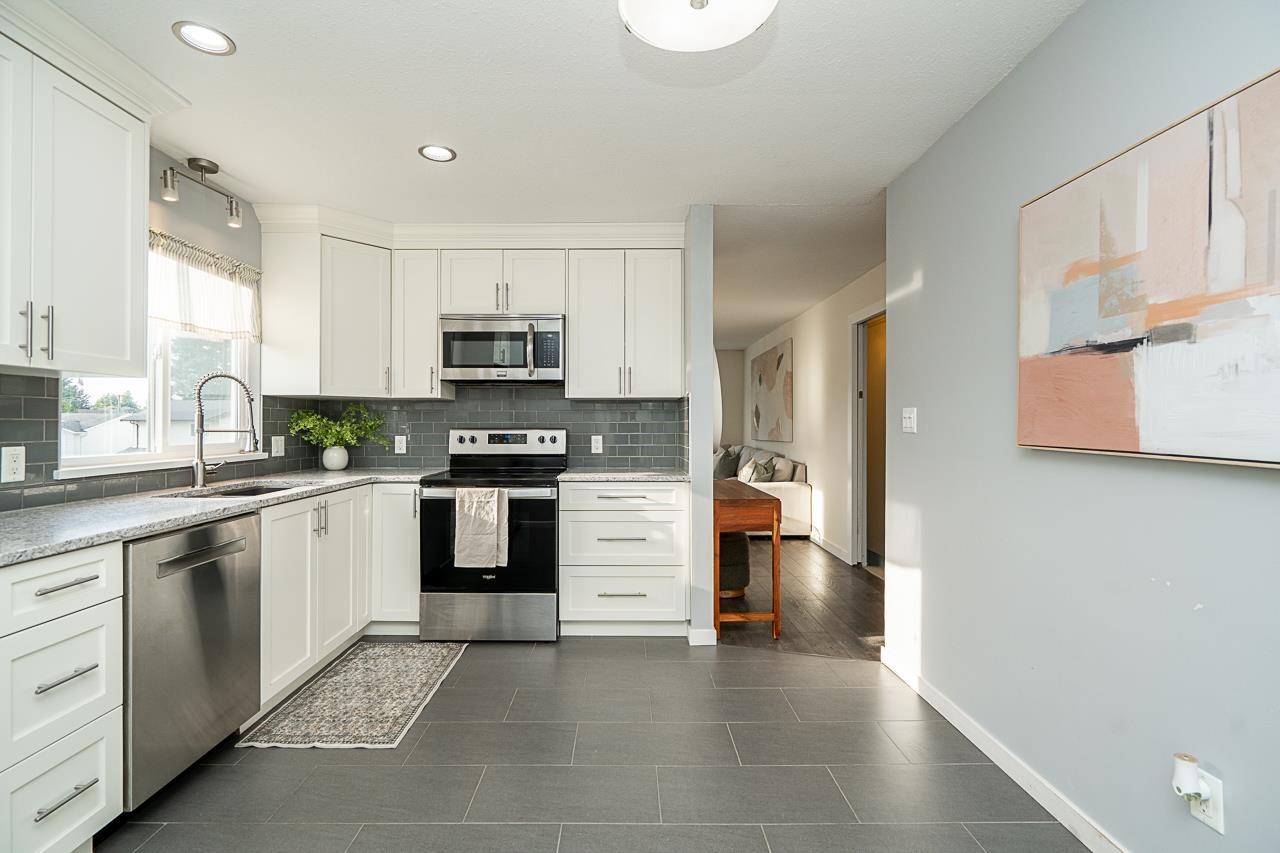 Photo 10 of 27564 31 B Avenue, Langley BC