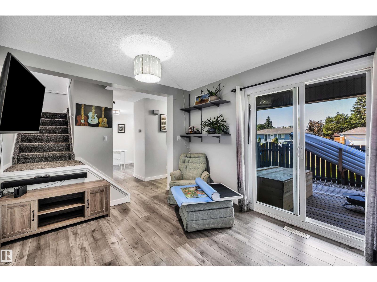 Photo 9 of 1616 Lakewood Rd W Nw, Edmonton AB