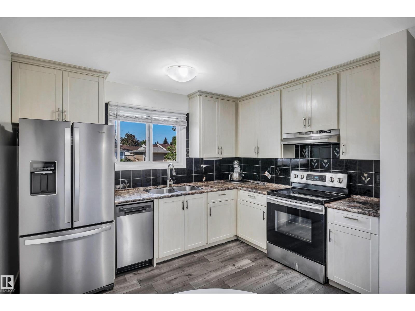 Photo 4 of 1616 Lakewood Rd W Nw, Edmonton AB