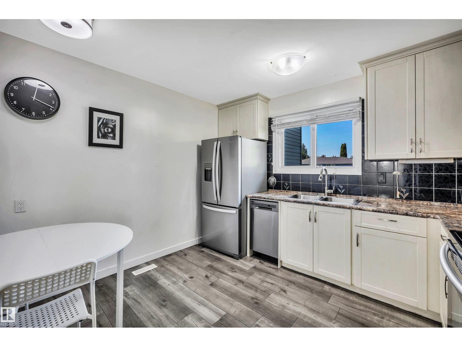 Photo 5 of 1616 Lakewood Rd W Nw, Edmonton AB