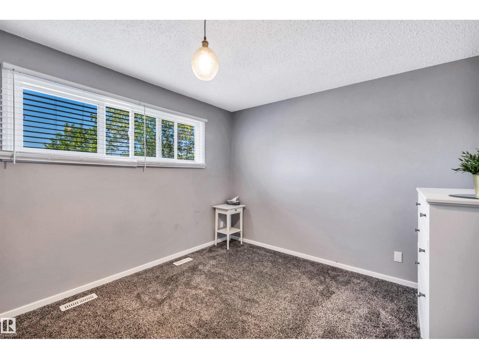 Photo 10 of 1616 Lakewood Rd W Nw, Edmonton AB