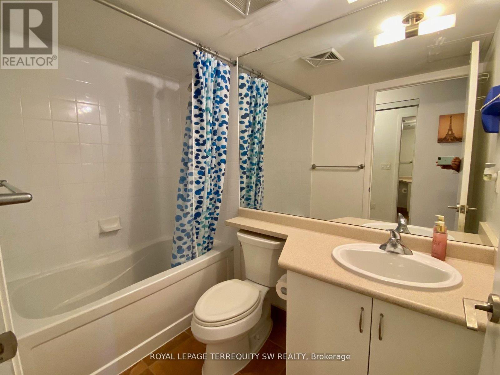 Photo 13 of 1458 209 Fort York Boulevard, Toronto ON