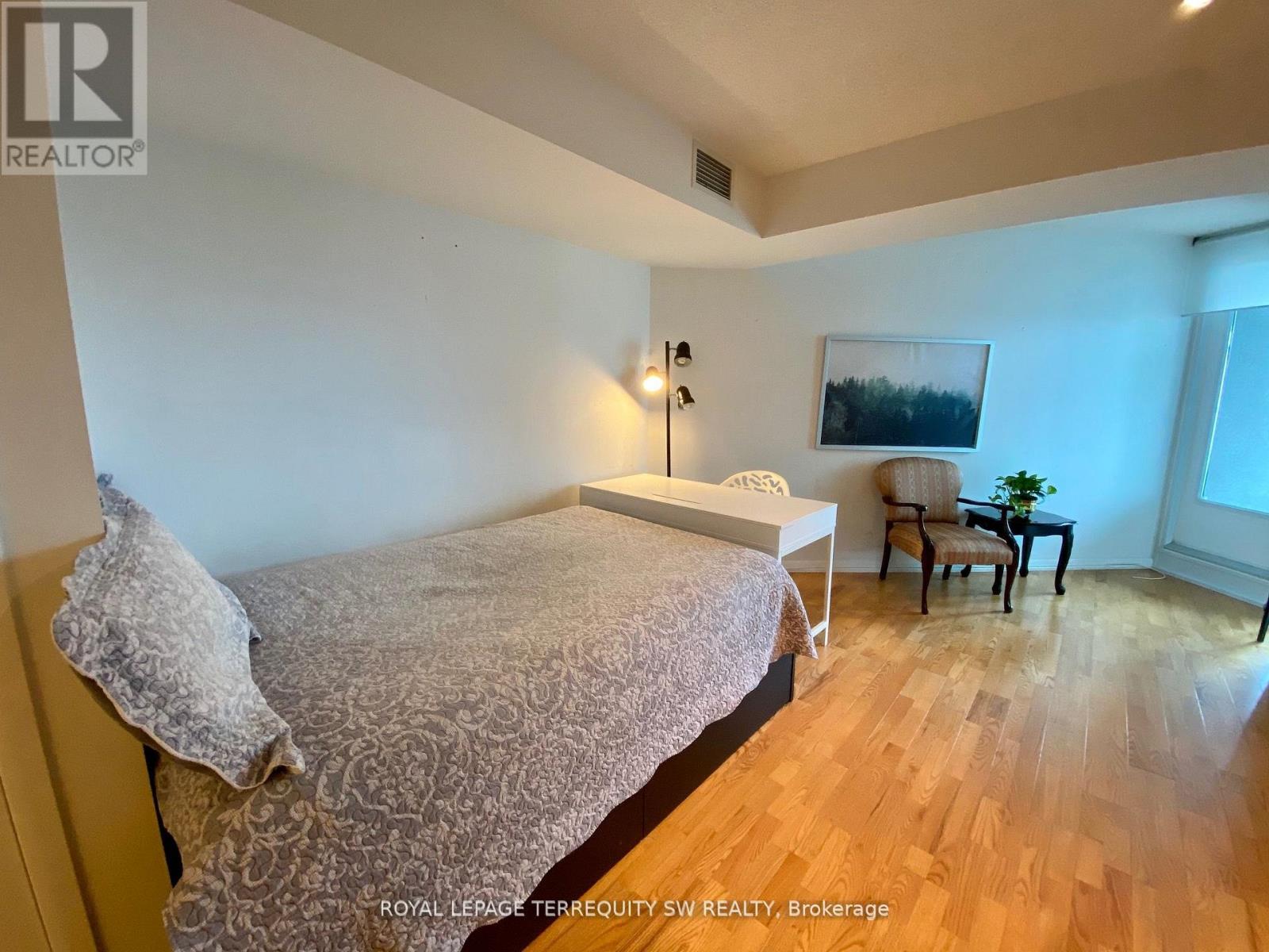 Photo 6 of 1458 209 Fort York Boulevard, Toronto ON