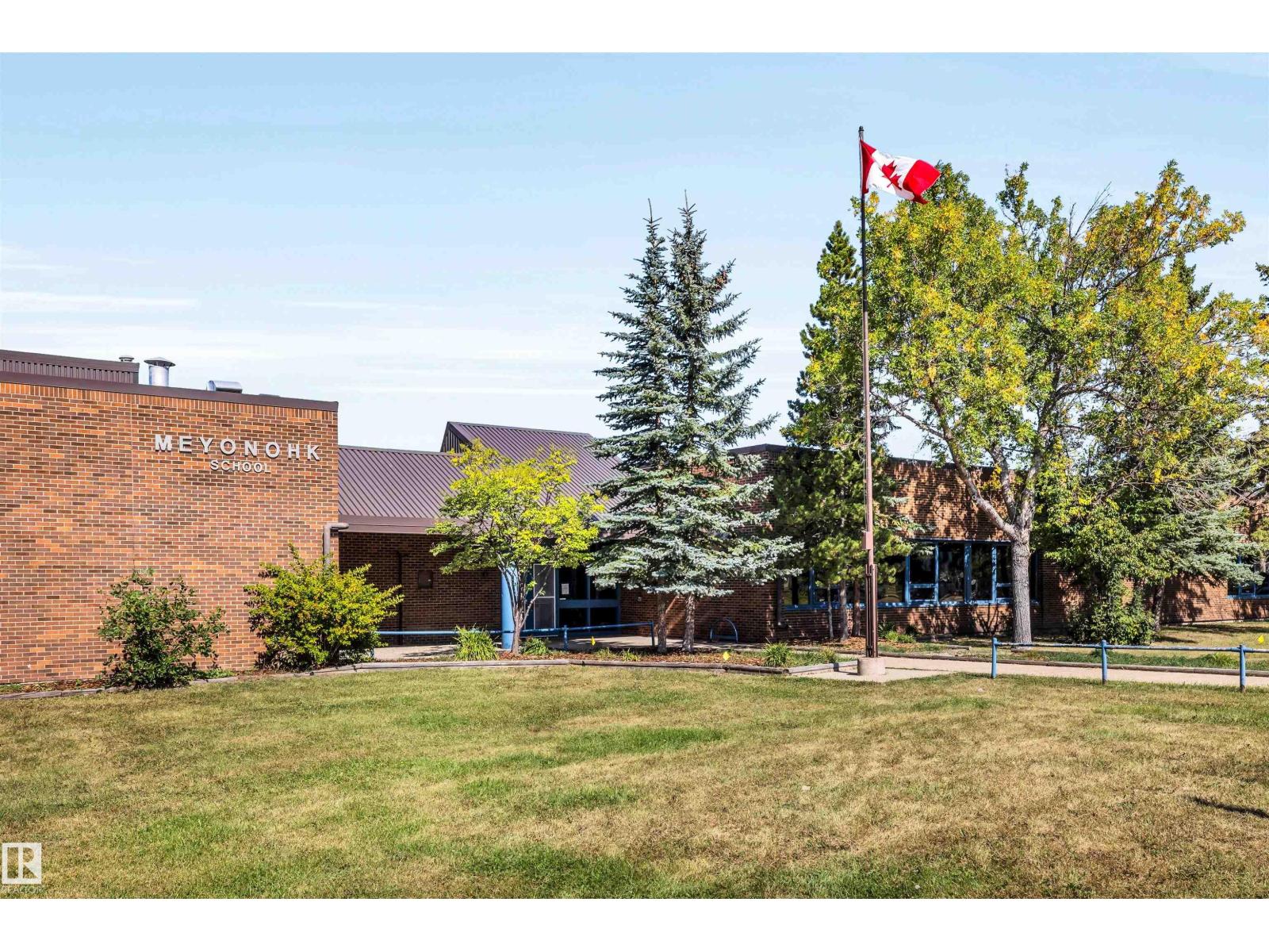 Photo 21 of 1616 Lakewood Rd W Nw, Edmonton AB