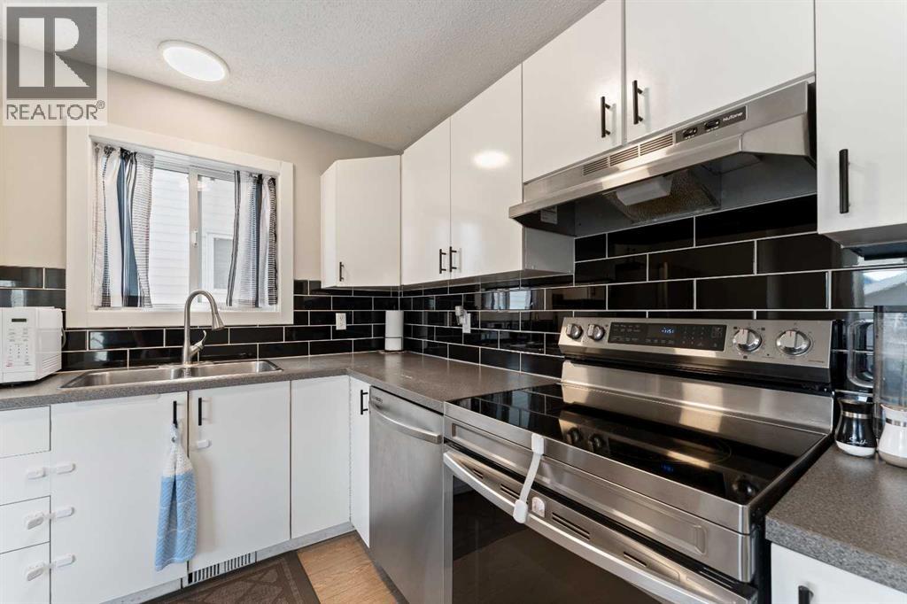 Photo 10 of 815 Erin Woods Drive Se, Calgary AB