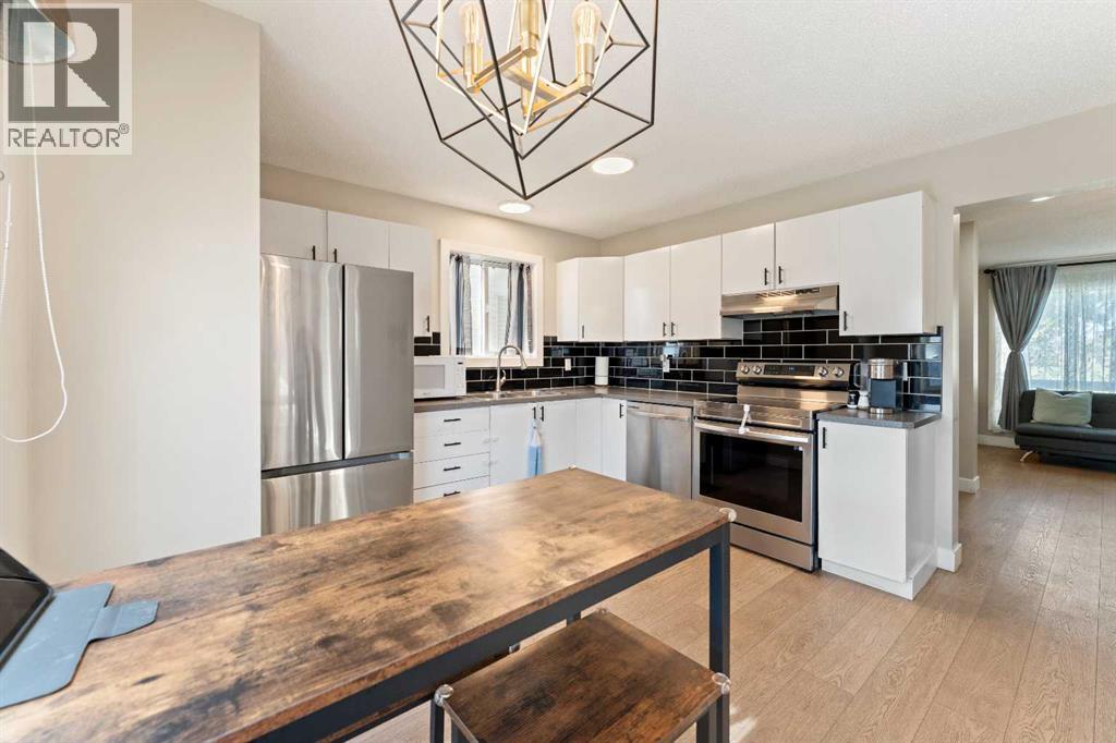 Photo 9 of 815 Erin Woods Drive Se, Calgary AB