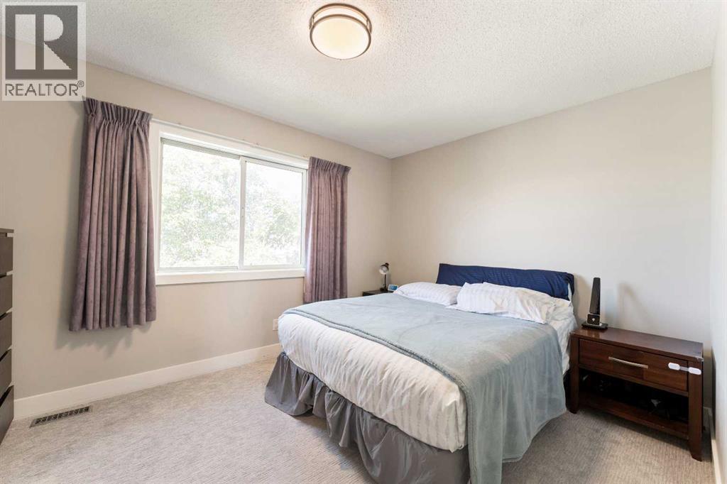 Photo 14 of 815 Erin Woods Drive Se, Calgary AB