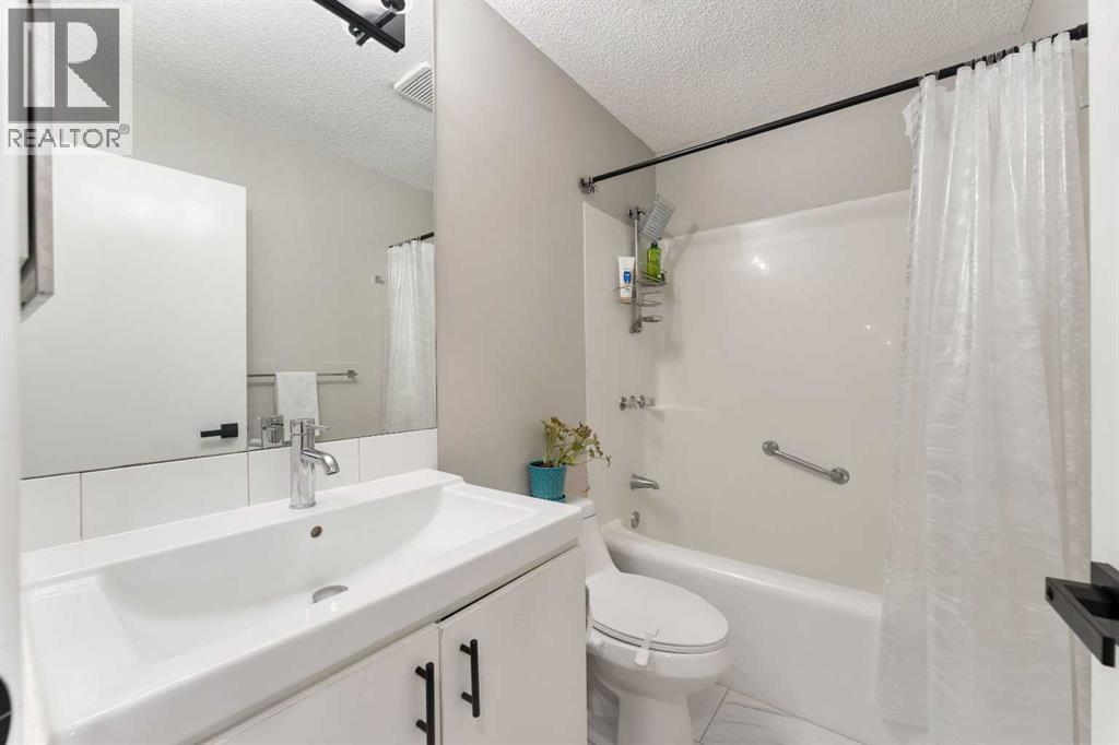 Photo 19 of 815 Erin Woods Drive Se, Calgary AB